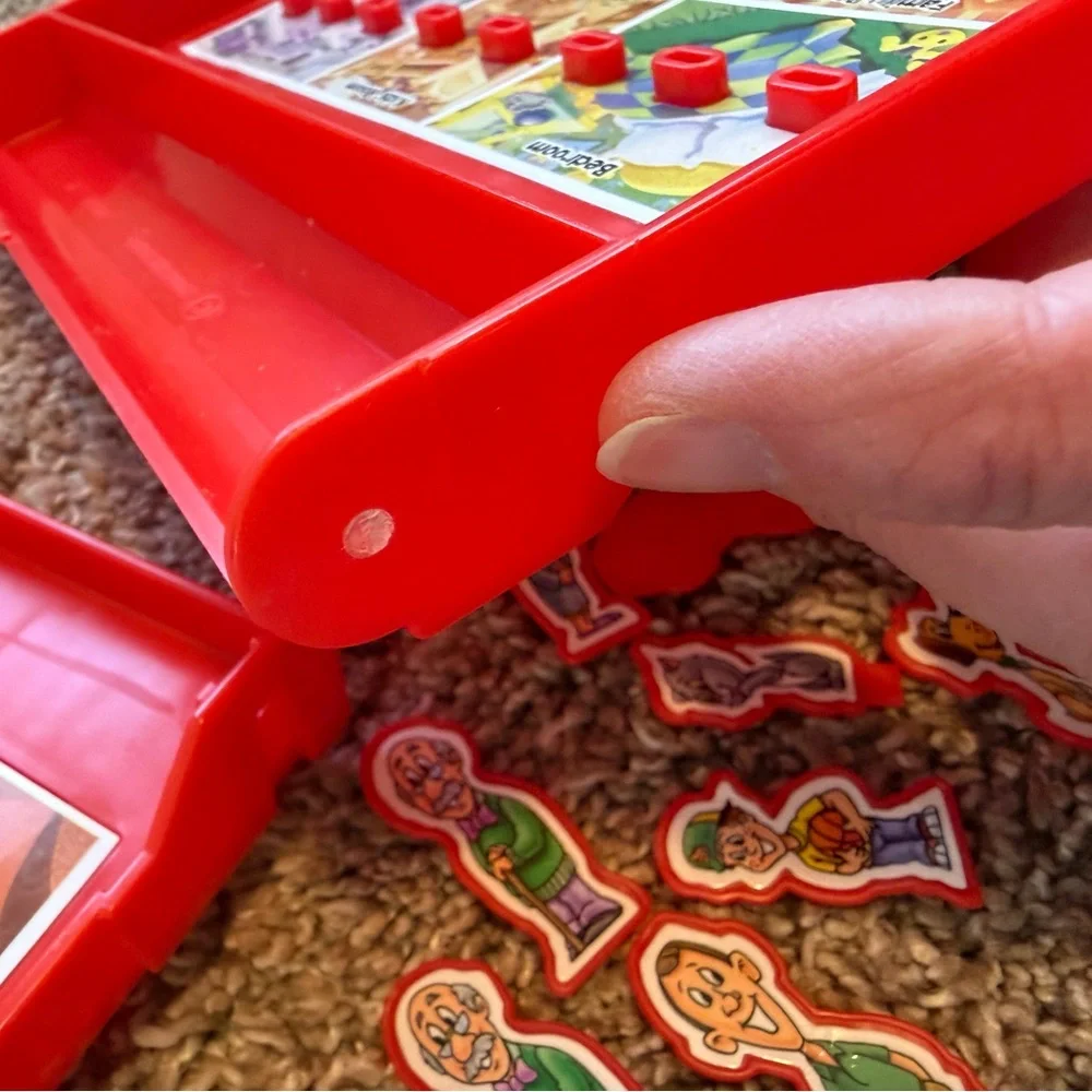 Guess Where? Vintage 2004 Guessing Board Game COMPLETE 2 Players ONE BROKEN PART